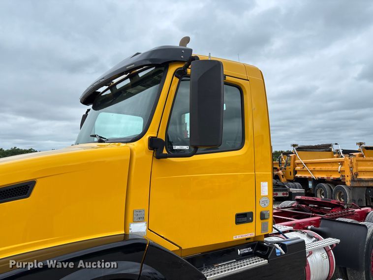 image for item FC5812 2016 Volvo VNL semi truck