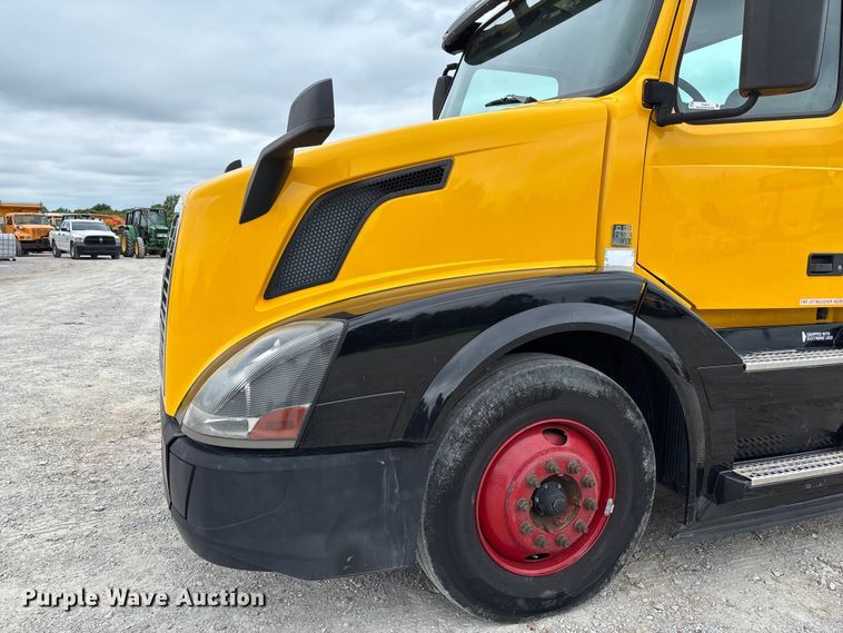image for item FC5812 2016 Volvo VNL semi truck