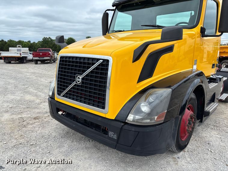 image for item FC5812 2016 Volvo VNL semi truck
