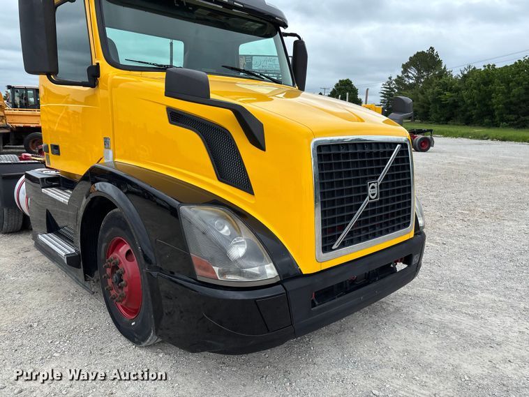 image for item FC5812 2016 Volvo VNL semi truck