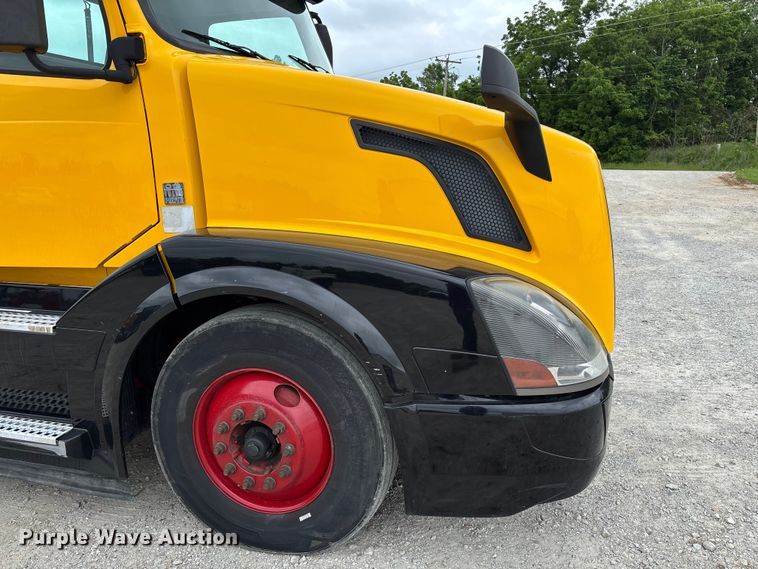 image for item FC5812 2016 Volvo VNL semi truck