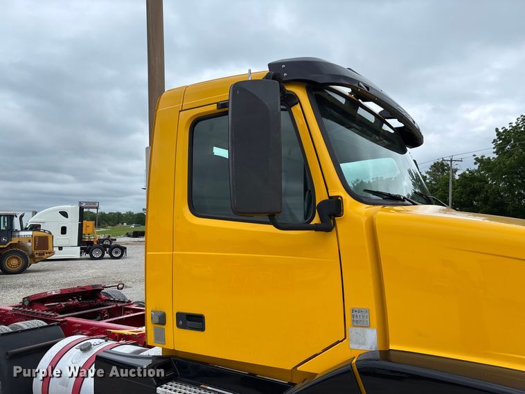 image for item FC5812 2016 Volvo VNL semi truck