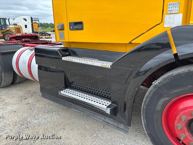 image for item FC5812 2016 Volvo VNL semi truck