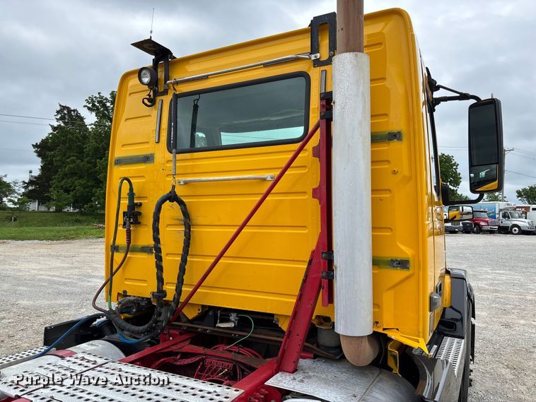 image for item FC5812 2016 Volvo VNL semi truck