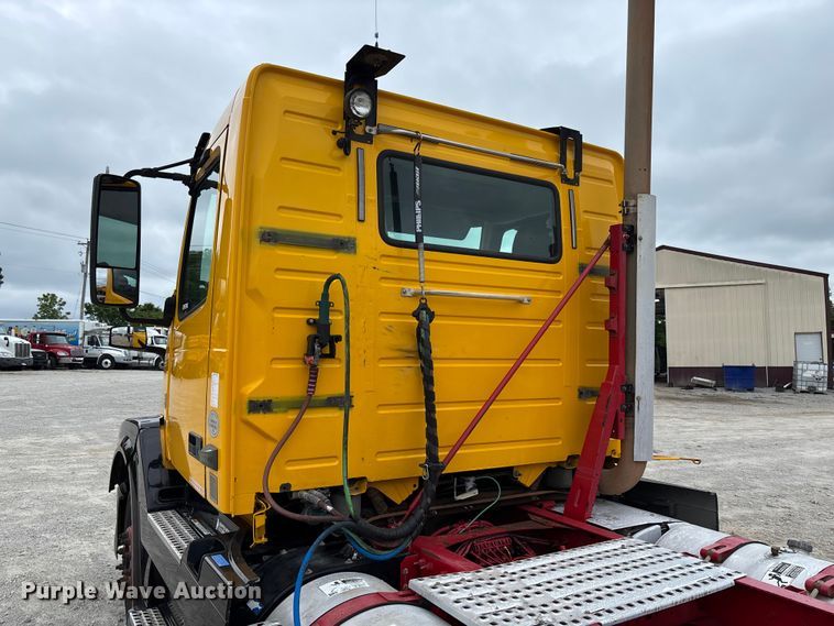 image for item FC5812 2016 Volvo VNL semi truck