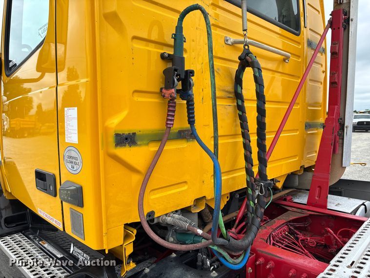 image for item FC5812 2016 Volvo VNL semi truck