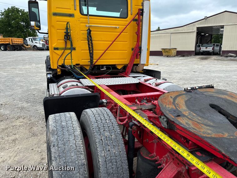 image for item FC5812 2016 Volvo VNL semi truck