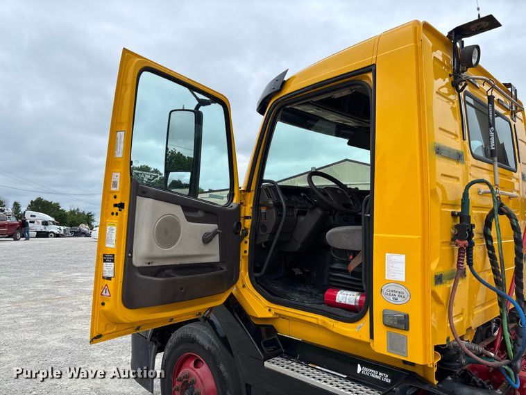 image for item FC5812 2016 Volvo VNL semi truck