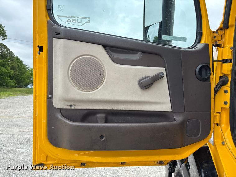 image for item FC5812 2016 Volvo VNL semi truck