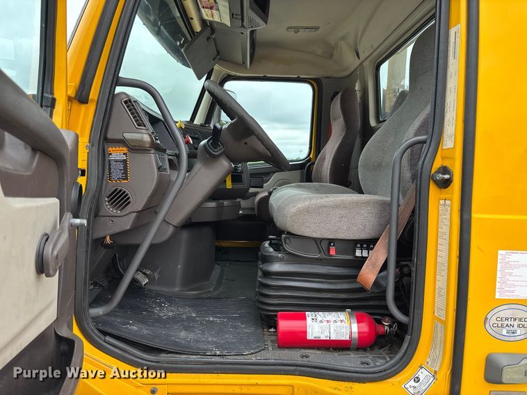 image for item FC5812 2016 Volvo VNL semi truck