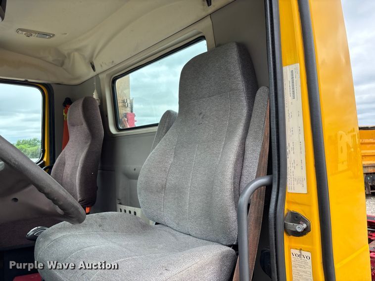 image for item FC5812 2016 Volvo VNL semi truck