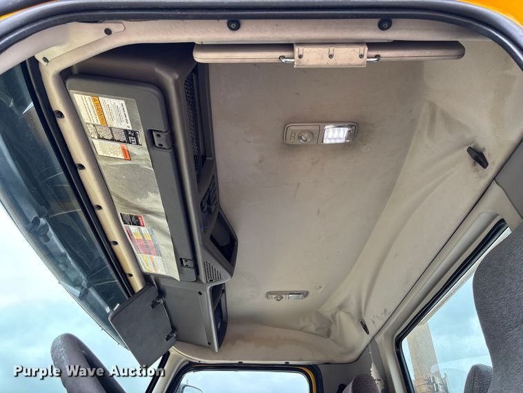 image for item FC5812 2016 Volvo VNL semi truck