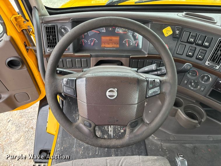 image for item FC5812 2016 Volvo VNL semi truck