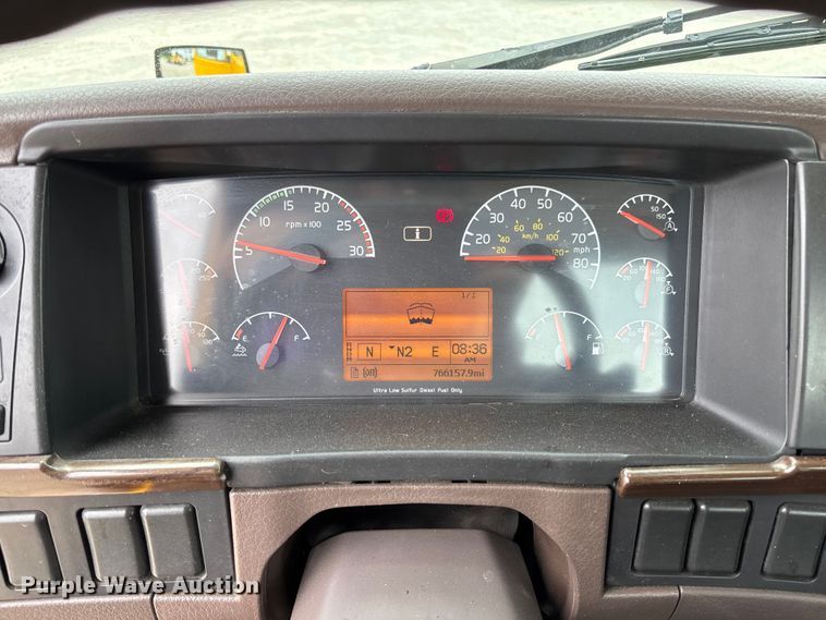 image for item FC5812 2016 Volvo VNL semi truck