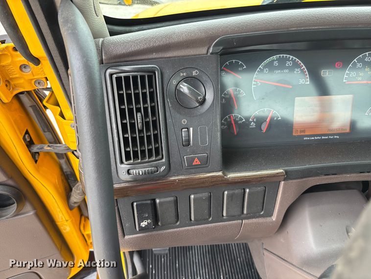 image for item FC5812 2016 Volvo VNL semi truck