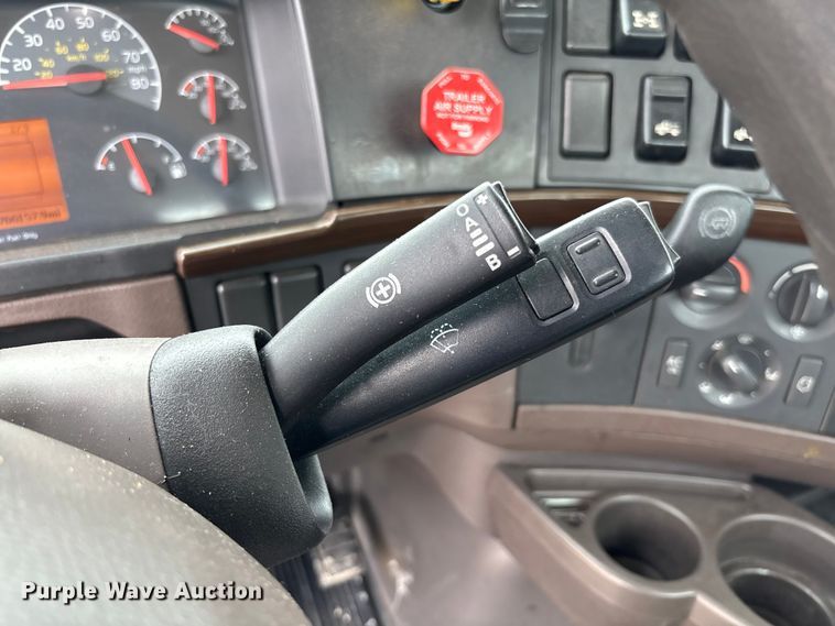 image for item FC5812 2016 Volvo VNL semi truck