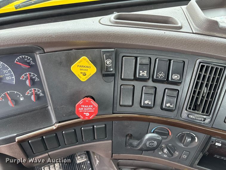 image for item FC5812 2016 Volvo VNL semi truck