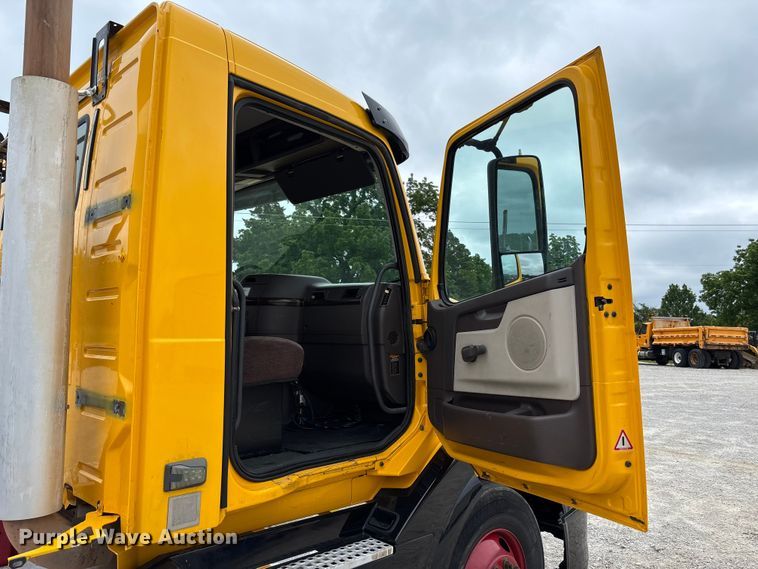 image for item FC5812 2016 Volvo VNL semi truck