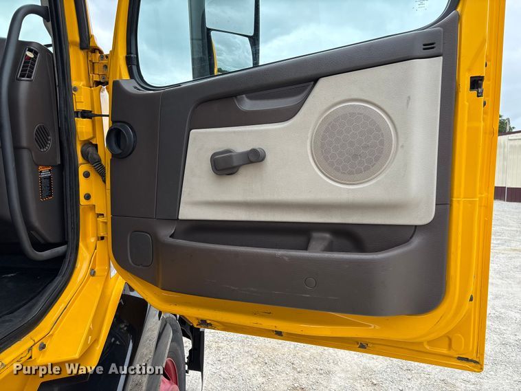 image for item FC5812 2016 Volvo VNL semi truck