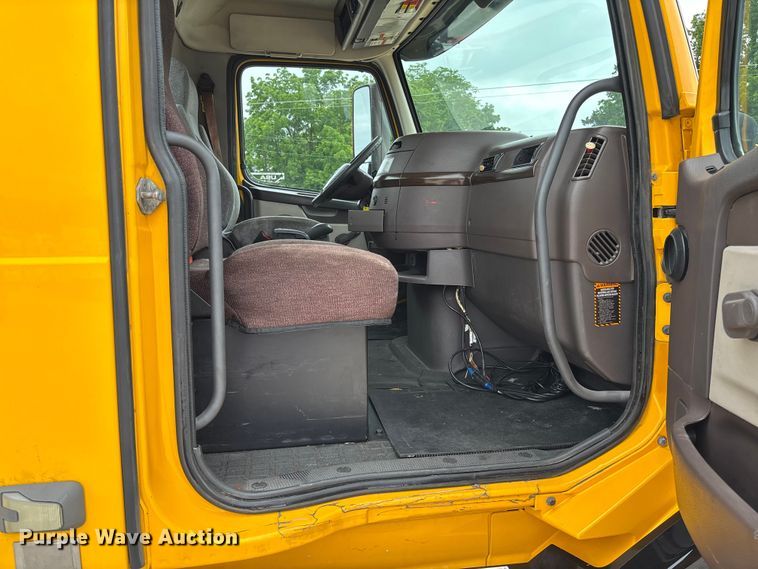 image for item FC5812 2016 Volvo VNL semi truck