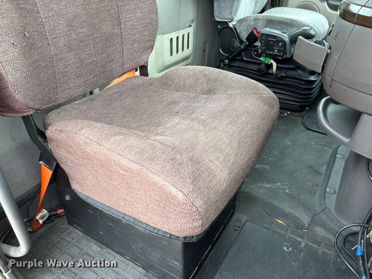 image for item FC5812 2016 Volvo VNL semi truck