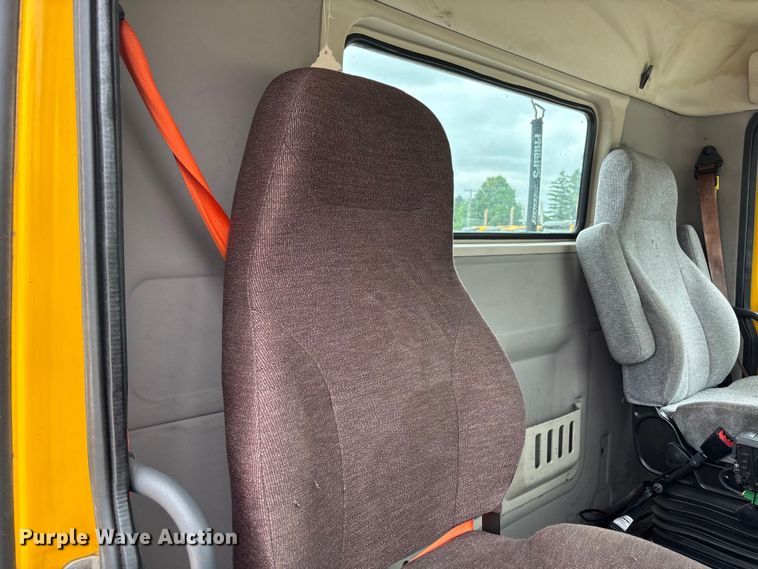 image for item FC5812 2016 Volvo VNL semi truck