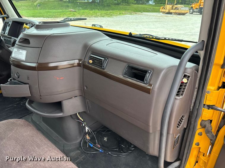 image for item FC5812 2016 Volvo VNL semi truck