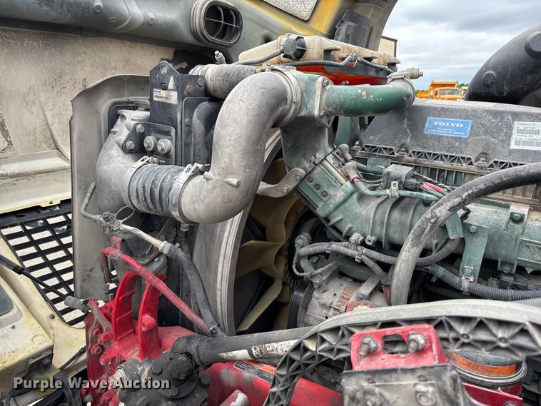 image for item FC5812 2016 Volvo VNL semi truck