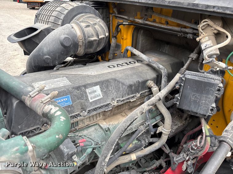 image for item FC5812 2016 Volvo VNL semi truck