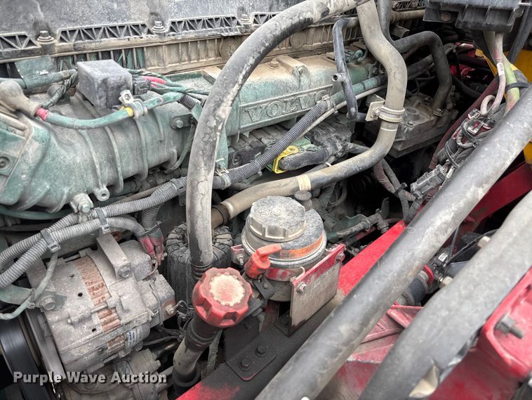 image for item FC5812 2016 Volvo VNL semi truck