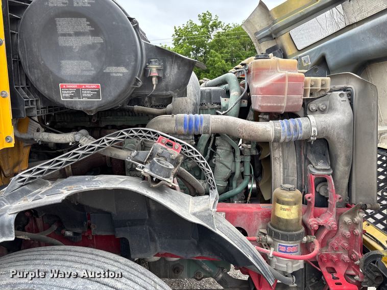 image for item FC5812 2016 Volvo VNL semi truck