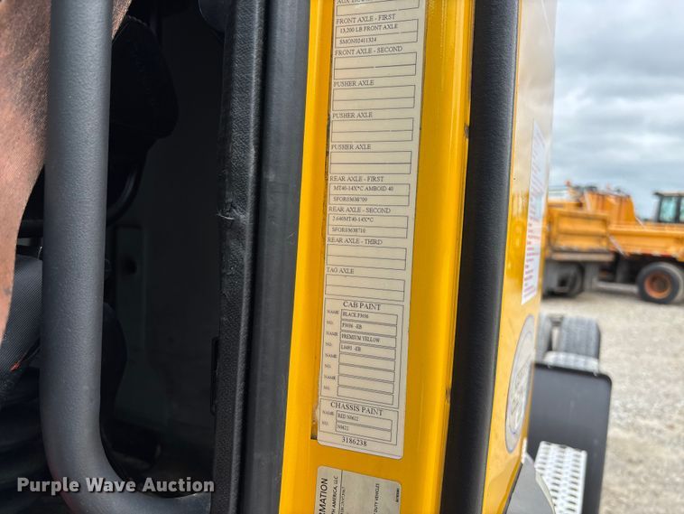 image for item FC5812 2016 Volvo VNL semi truck
