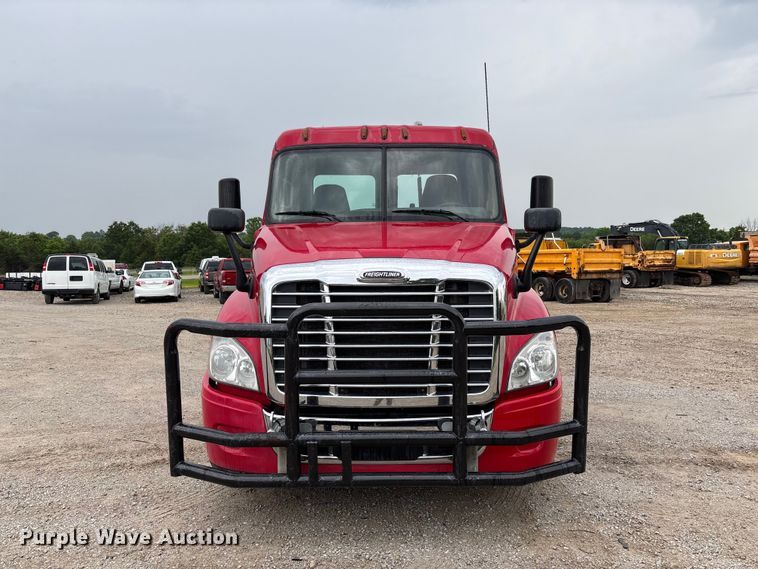 image for item FC5841 2015 Freightliner Cascadia 125 semi truck
