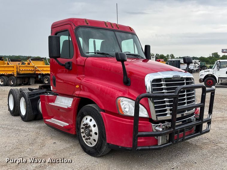 image for item FC5841 2015 Freightliner Cascadia 125 semi truck