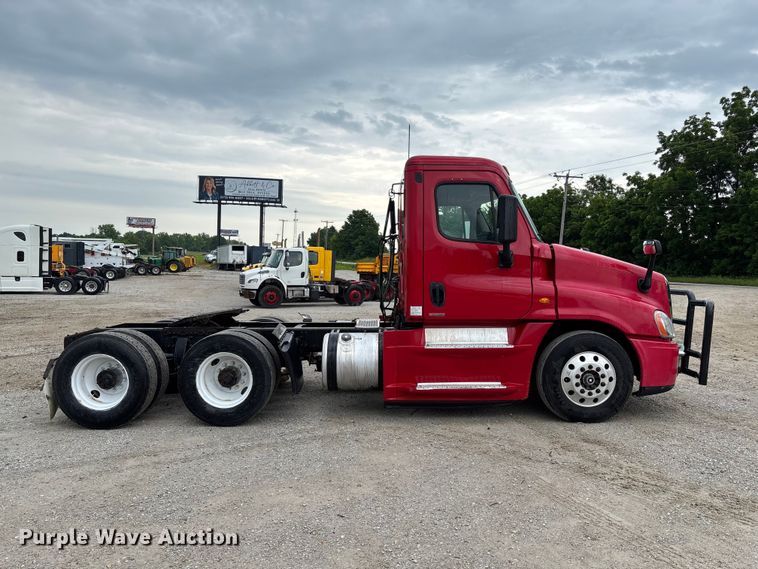 image for item FC5841 2015 Freightliner Cascadia 125 semi truck