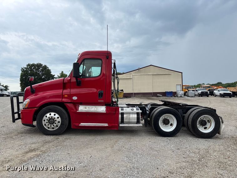 image for item FC5841 2015 Freightliner Cascadia 125 semi truck