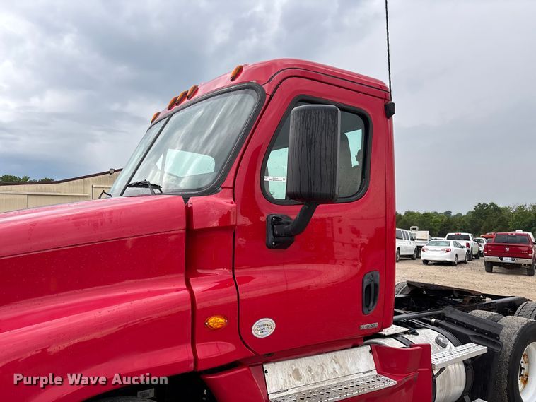 image for item FC5841 2015 Freightliner Cascadia 125 semi truck