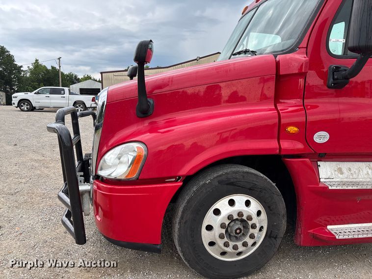 image for item FC5841 2015 Freightliner Cascadia 125 semi truck