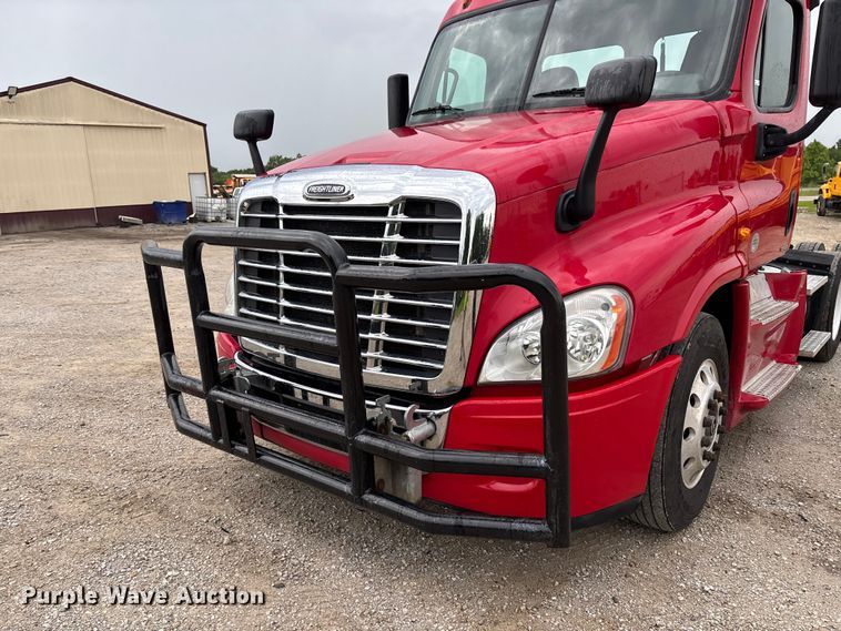 image for item FC5841 2015 Freightliner Cascadia 125 semi truck