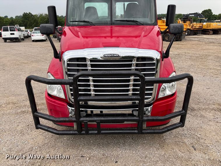 image for item FC5841 2015 Freightliner Cascadia 125 semi truck
