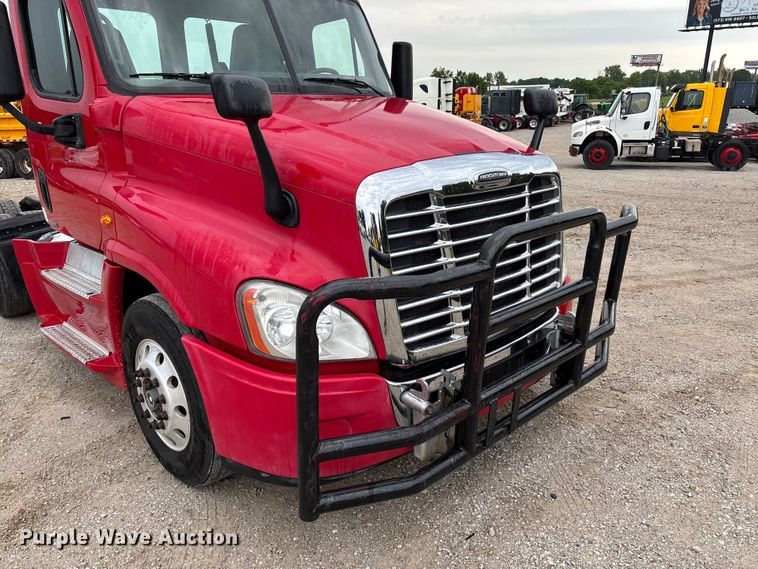 image for item FC5841 2015 Freightliner Cascadia 125 semi truck