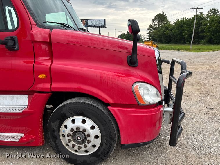 image for item FC5841 2015 Freightliner Cascadia 125 semi truck