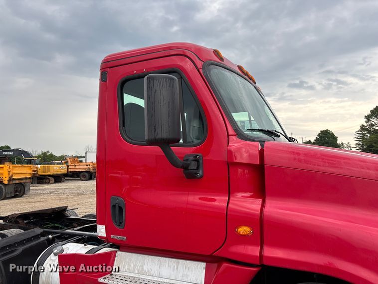 image for item FC5841 2015 Freightliner Cascadia 125 semi truck