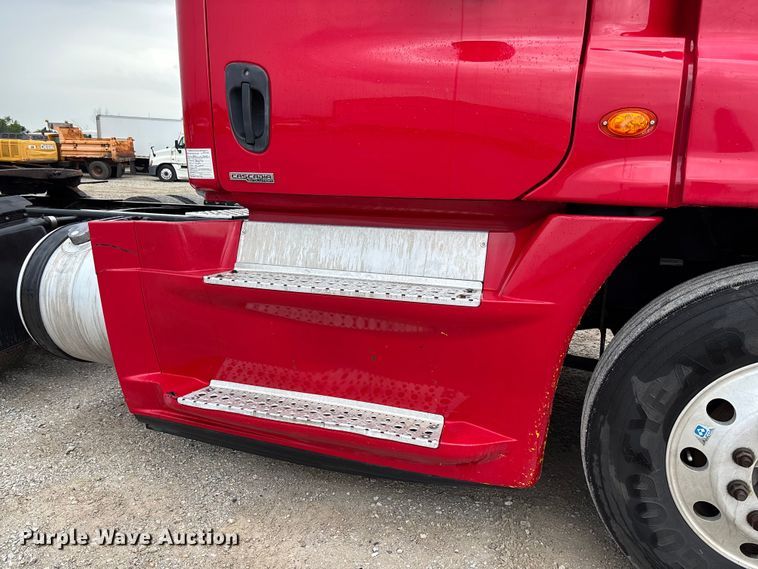image for item FC5841 2015 Freightliner Cascadia 125 semi truck