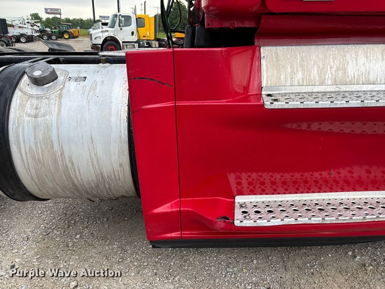 image for item FC5841 2015 Freightliner Cascadia 125 semi truck