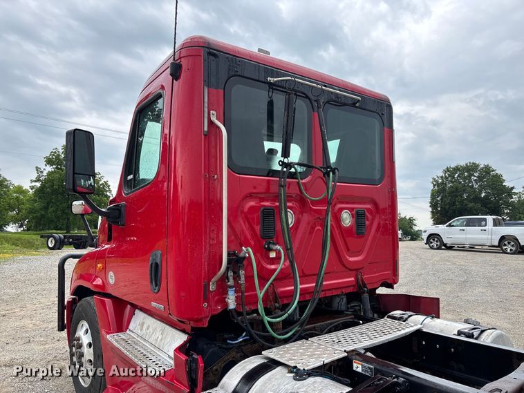 image for item FC5841 2015 Freightliner Cascadia 125 semi truck