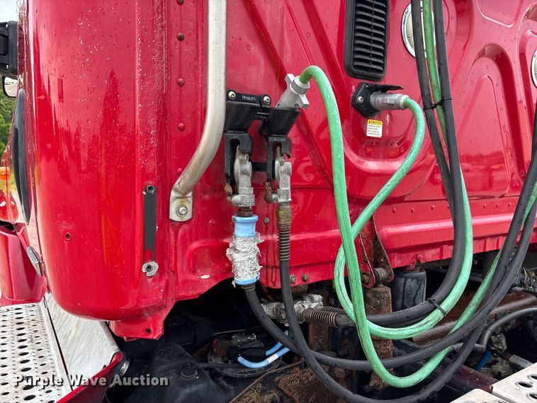 image for item FC5841 2015 Freightliner Cascadia 125 semi truck