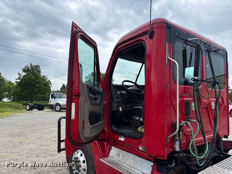 image for item FC5841 2015 Freightliner Cascadia 125 semi truck