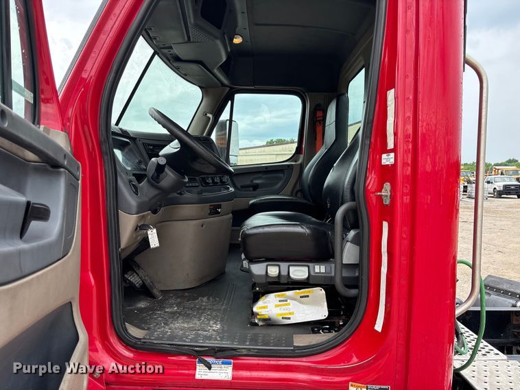 image for item FC5841 2015 Freightliner Cascadia 125 semi truck