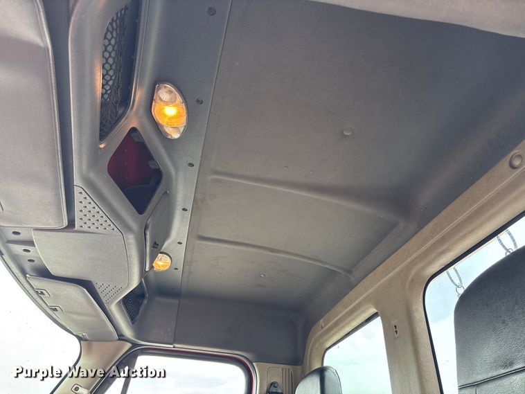 image for item FC5841 2015 Freightliner Cascadia 125 semi truck